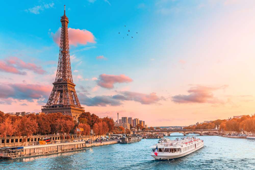 Book a Dinner Cruise on the River Seine 2