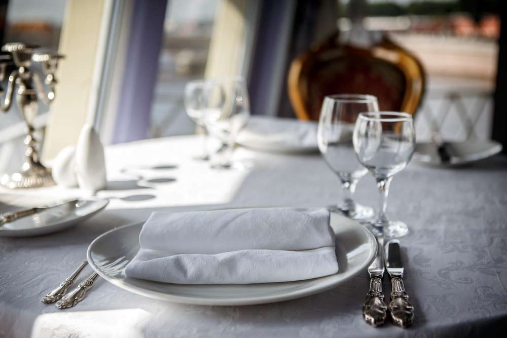 Book a Dinner Cruise on the River Seine 1