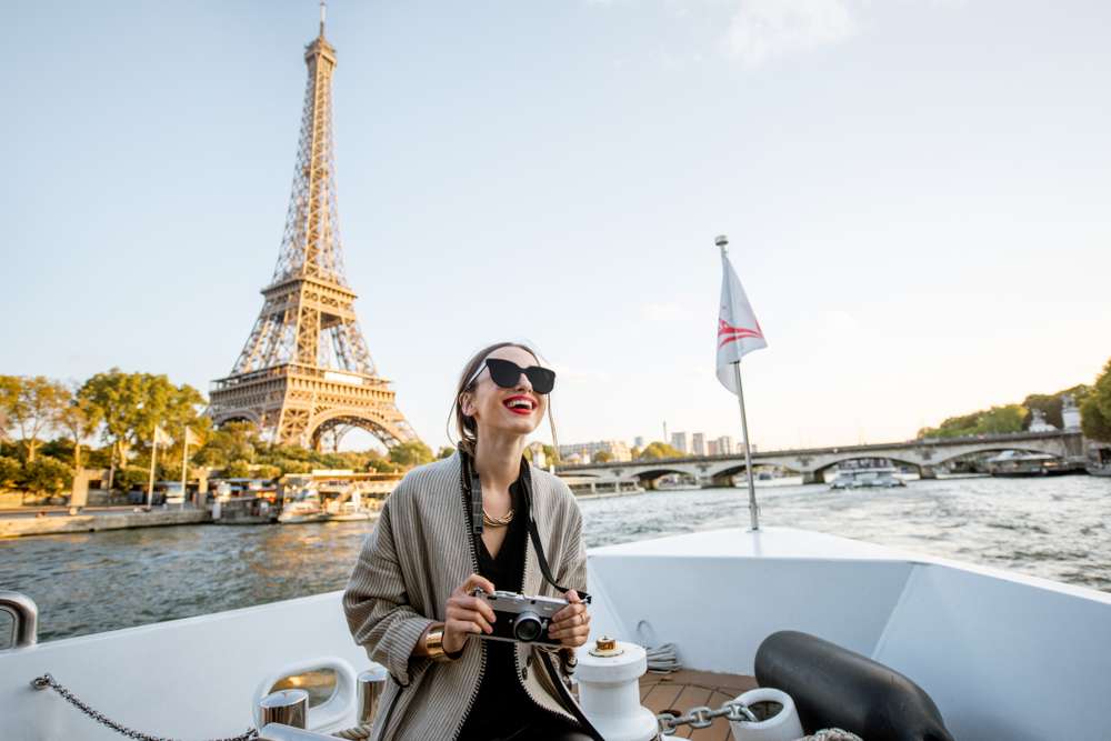 Book a Dinner Cruise on the River Seine 3